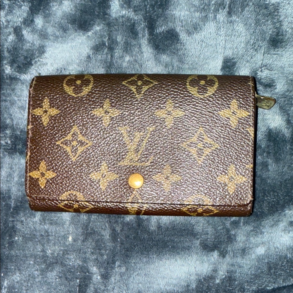 Authentic Louis Vuitton Monogram Treasor Wallet